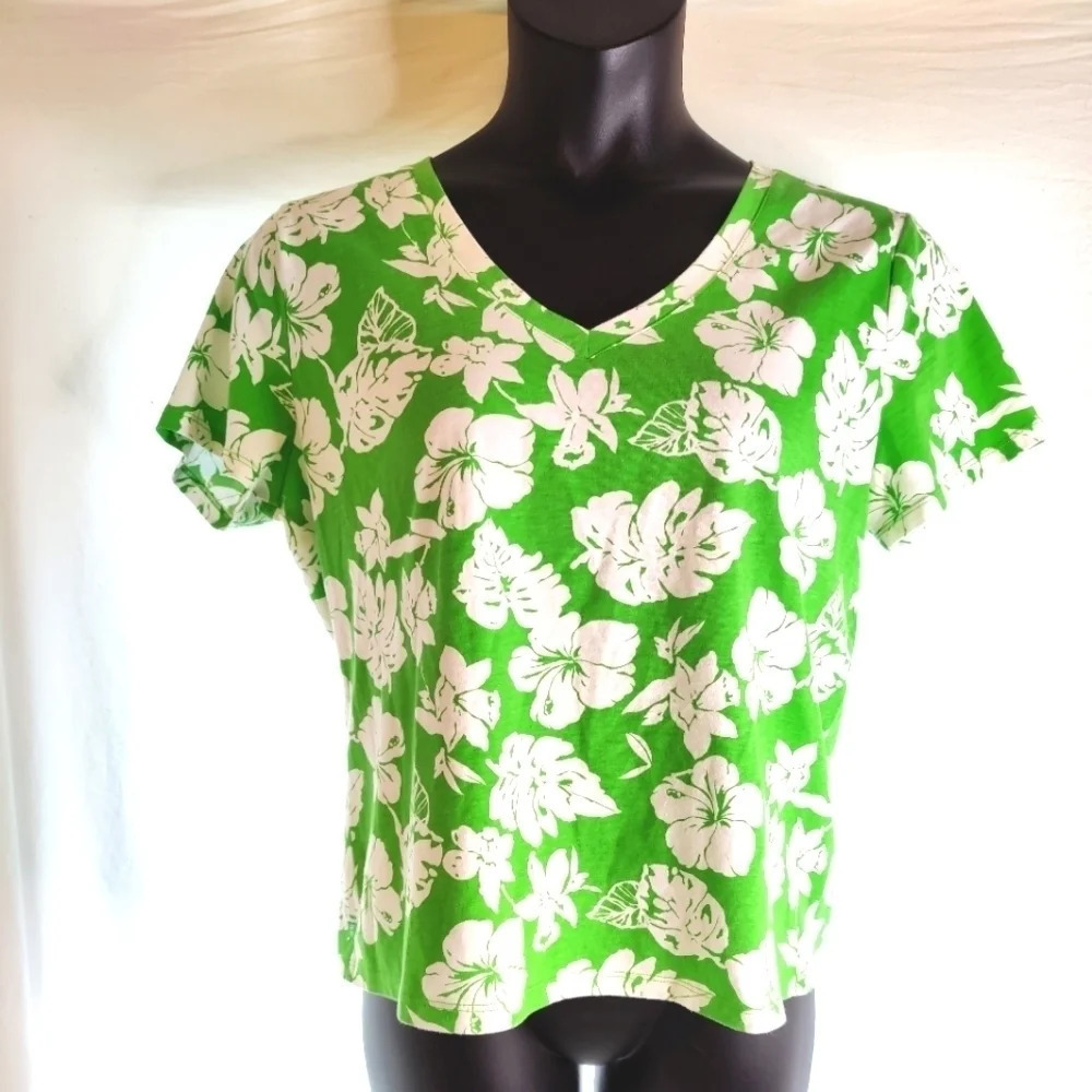 Chaps Island Fun V Neck Tee EUC 🌴🥥❤️